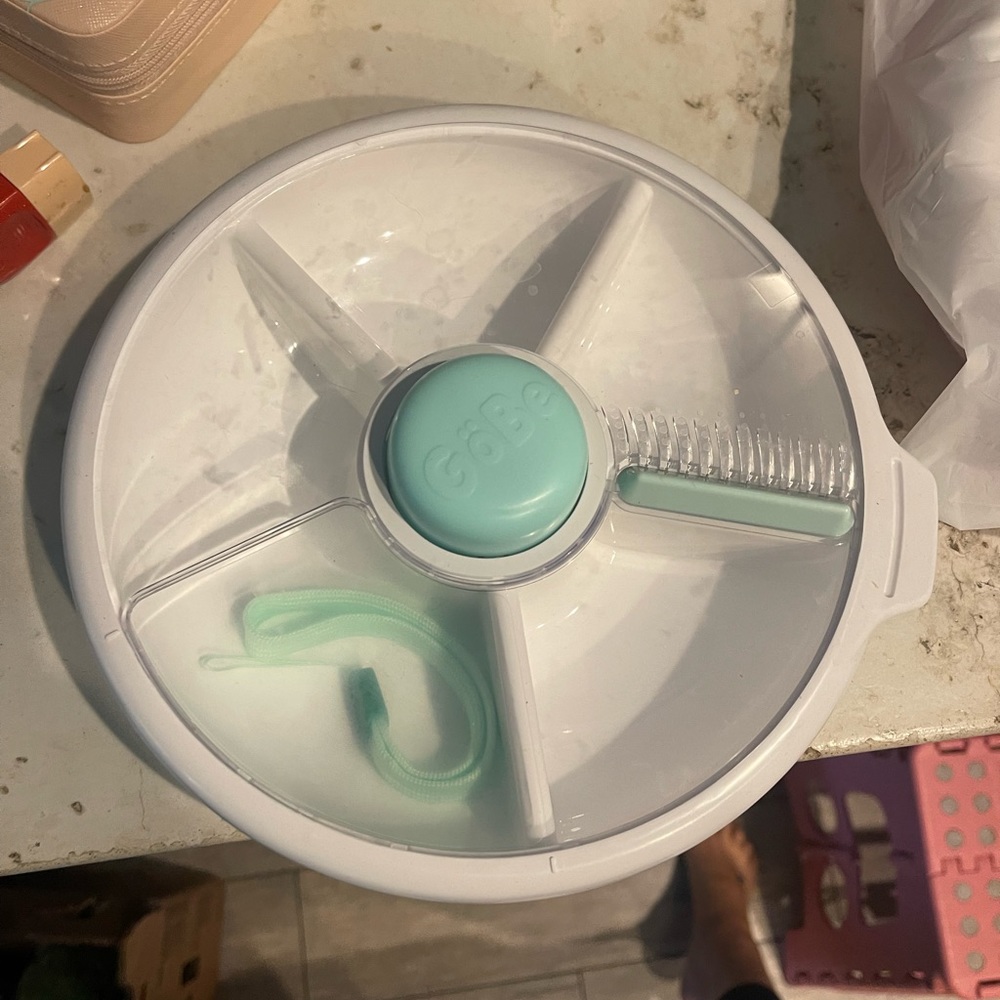 Gobe spinning snack container